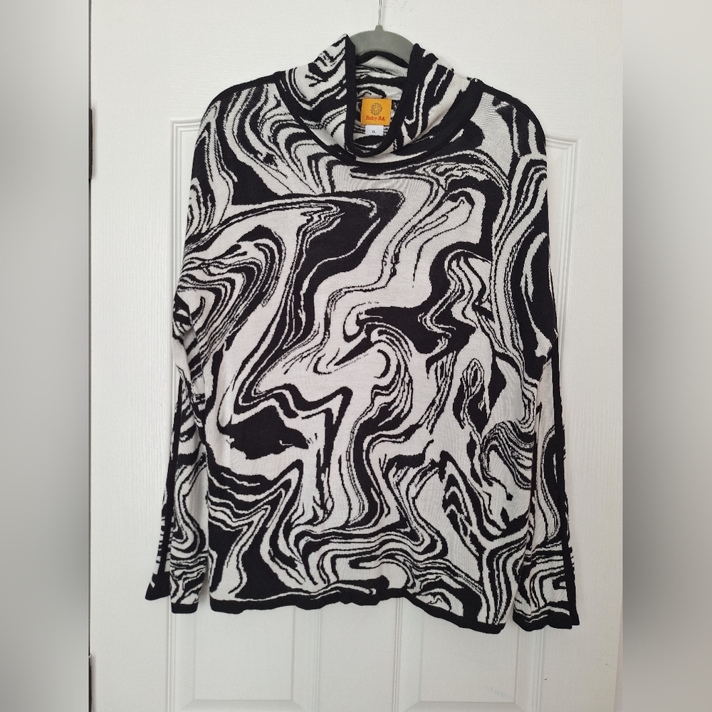 Ruby Rd. Monochrome Abstract Pattern Top - Picture 3 of 6